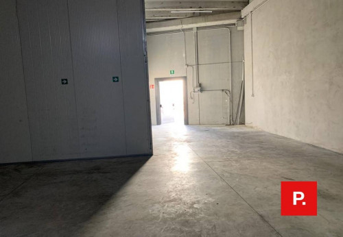 Locale commerciale in affitto a Sparanise