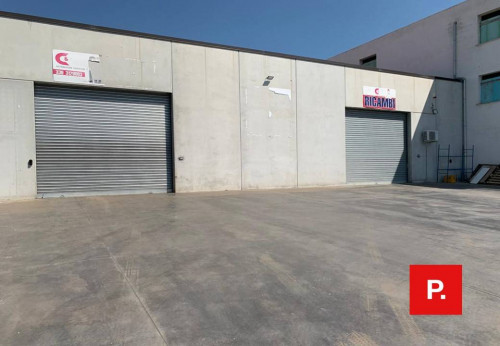 Locale commerciale in affitto a Sparanise