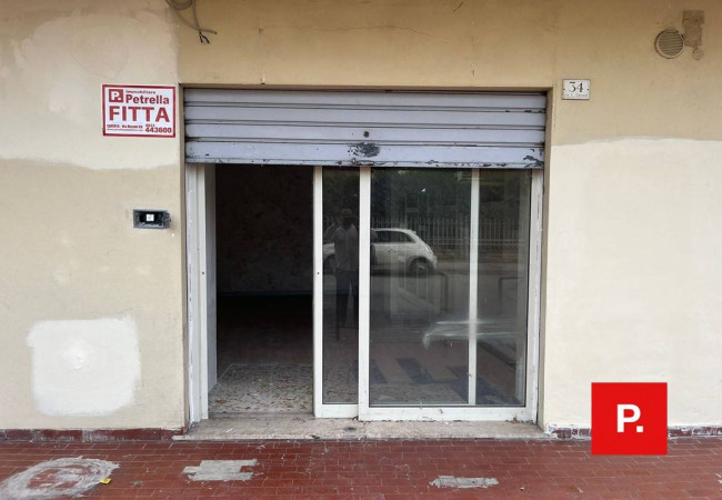 Locale commerciale in affitto a Caserta