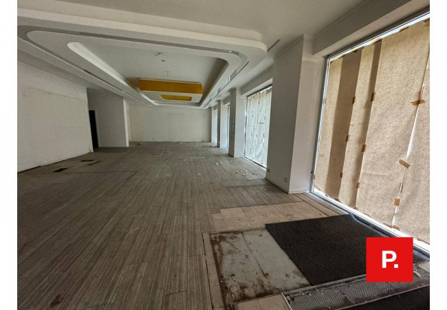 Locale commerciale in affitto a Caserta