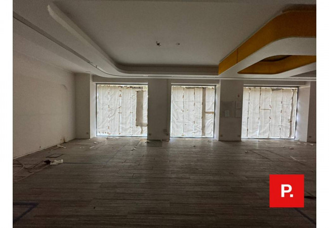 Locale commerciale in affitto a Caserta