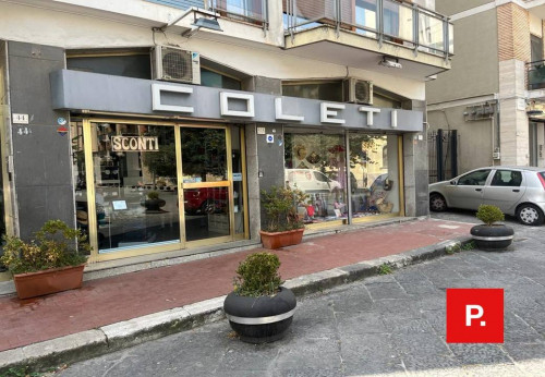 Locale commerciale in affitto a Caserta