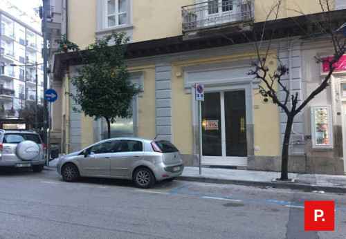 Locale commerciale in affitto a Caserta