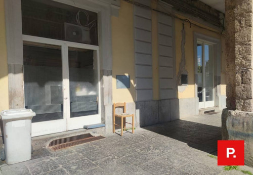 Locale commerciale in affitto a Caserta