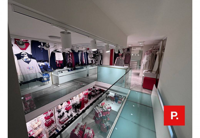 Locale commerciale in affitto a Caserta