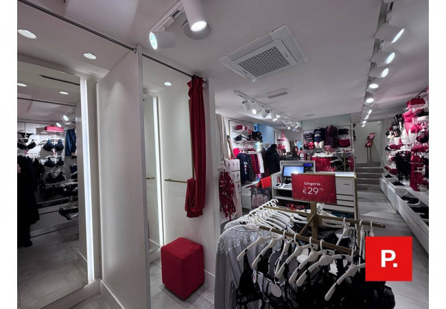 Locale commerciale in affitto a Caserta