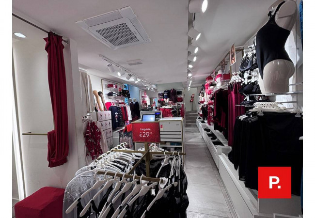 Locale commerciale in affitto a Caserta