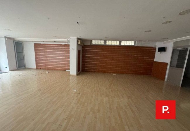 Locale commerciale in vendita a Caserta