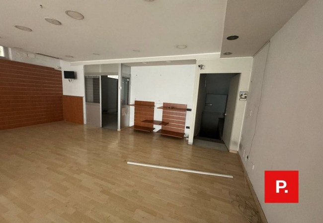 Locale commerciale in vendita a Caserta