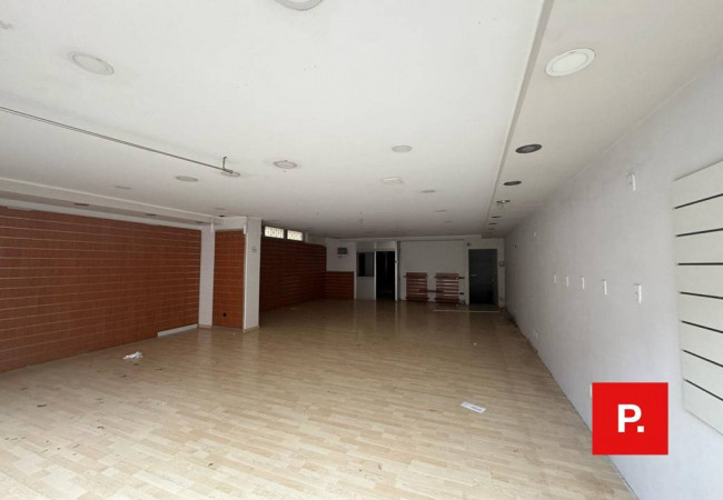 Locale commerciale in vendita a Caserta