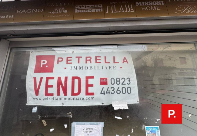 Locale commerciale in vendita a Caserta