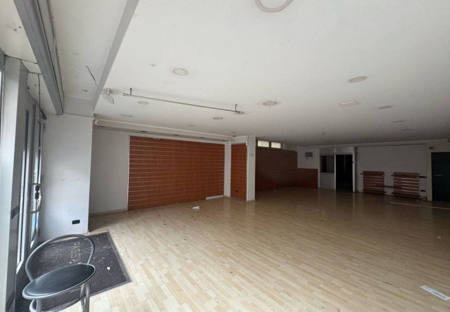 Locale commerciale in vendita a Caserta