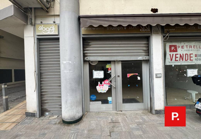 Locale commerciale in vendita a Caserta