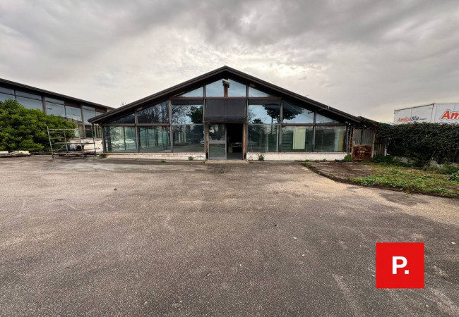 Locale commerciale in vendita a Caserta