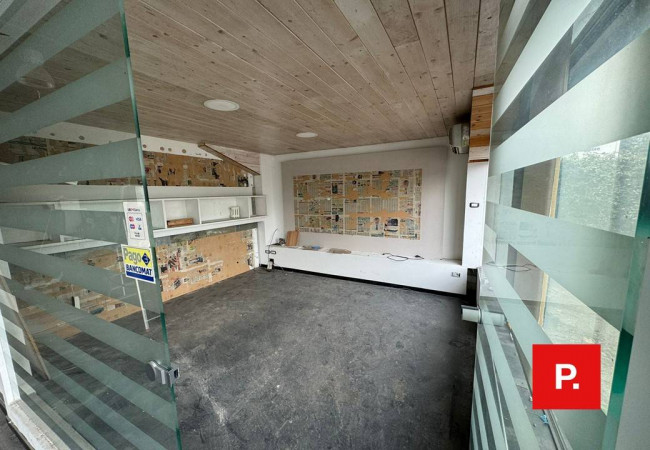 Locale commerciale in vendita a Caserta