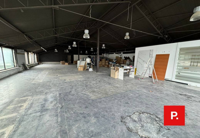 Locale commerciale in vendita a Caserta