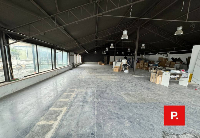 Locale commerciale in vendita a Caserta