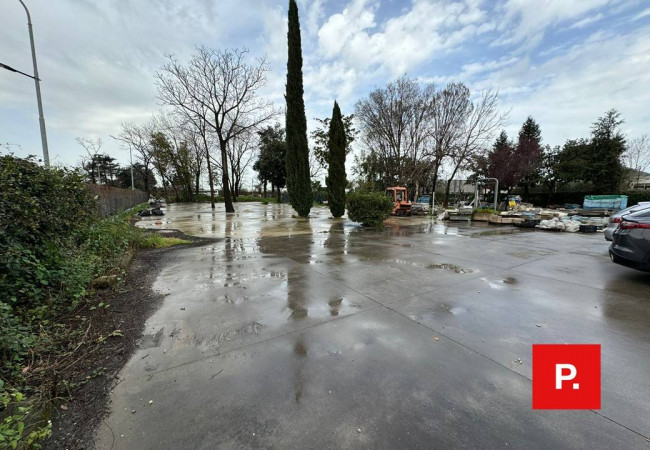 Locale commerciale in vendita a Caserta