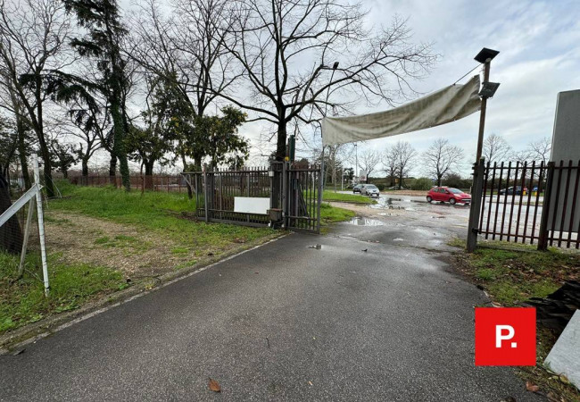 Locale commerciale in vendita a Caserta