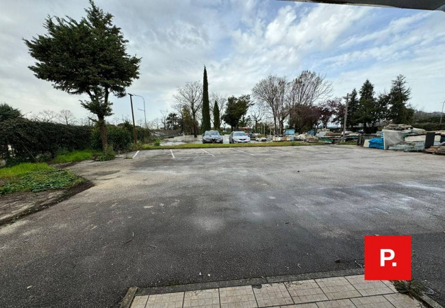 Locale commerciale in vendita a Caserta
