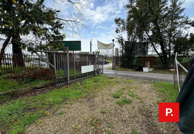 Locale commerciale in vendita a Caserta