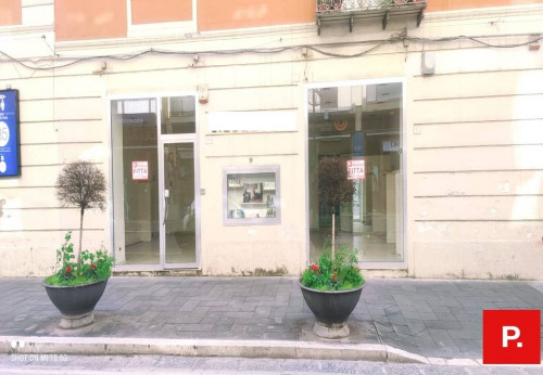 Locale commerciale in affitto a Caserta
