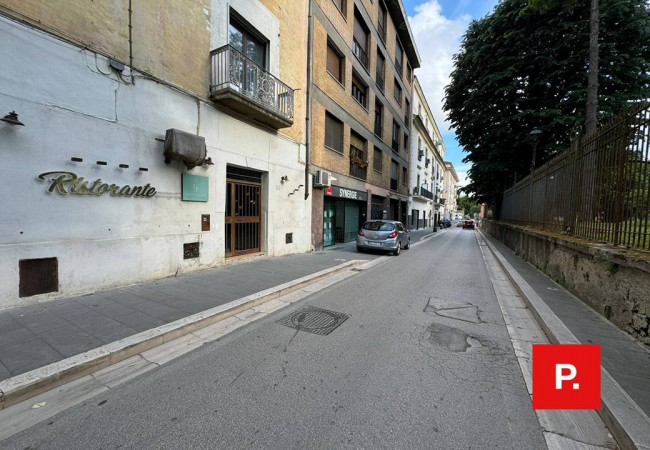 Locale commerciale in vendita a Caserta