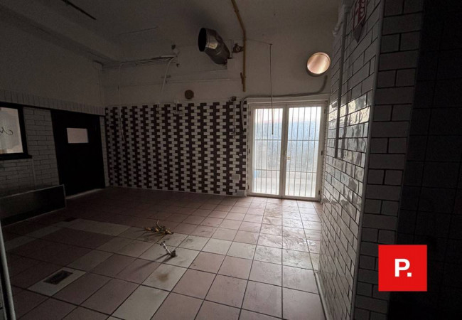 Locale commerciale in affitto a Caserta