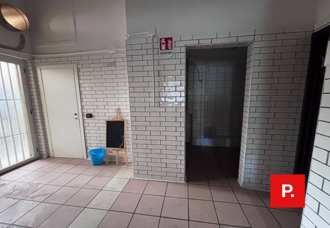 Locale commerciale in affitto a Caserta