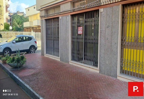 Locale commerciale in affitto a Caserta