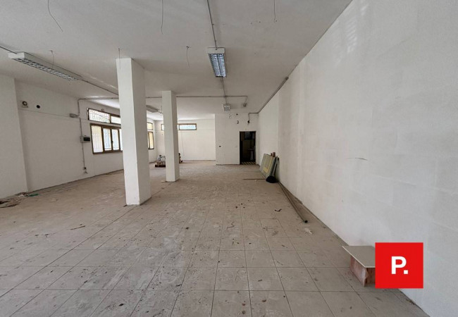 Locale commerciale in affitto a Caserta