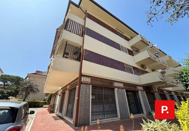 Locale commerciale in affitto a Caserta