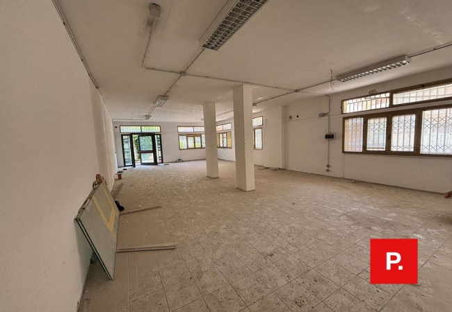 Locale commerciale in affitto a Caserta
