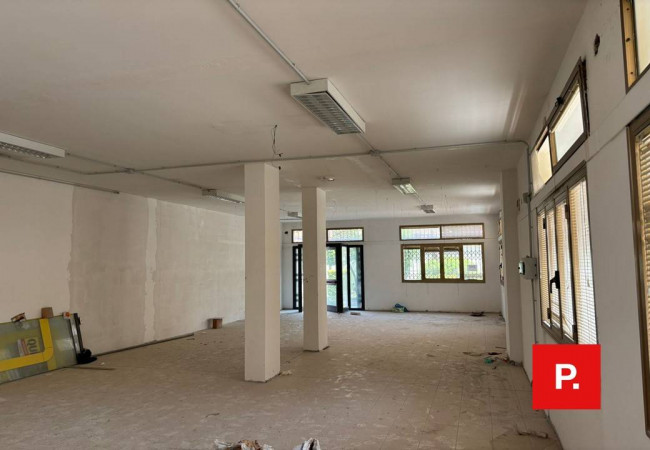 Locale commerciale in affitto a Caserta