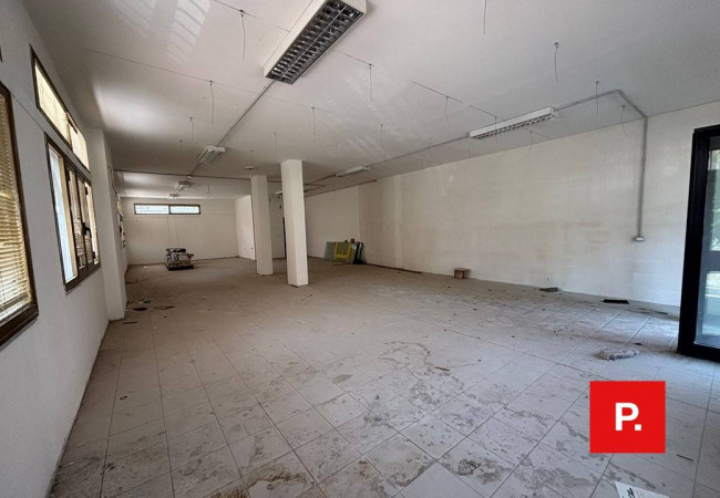 Locale commerciale in affitto a Caserta