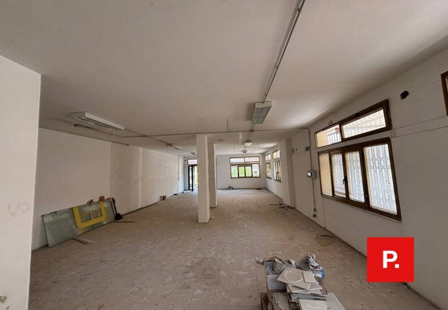 Locale commerciale in affitto a Caserta