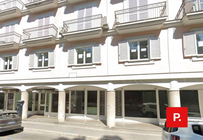 Locale commerciale in affitto a Caserta