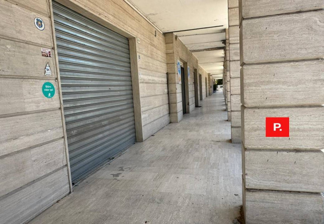 Locale commerciale in affitto a Santa Maria Capua Vetere