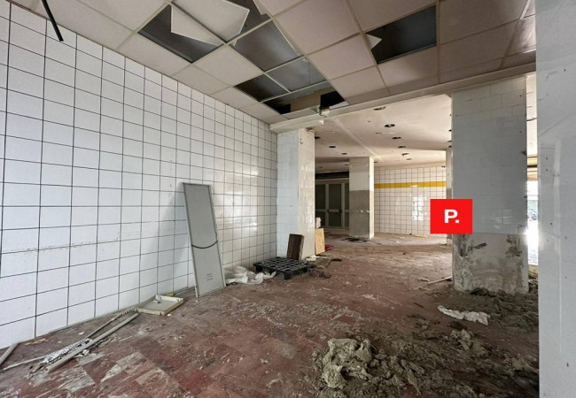 Locale commerciale in affitto a Santa Maria Capua Vetere