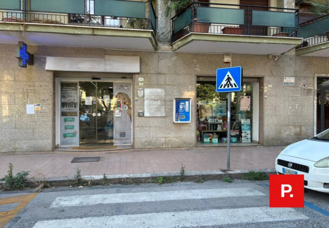 Locale commerciale in affitto a Caserta
