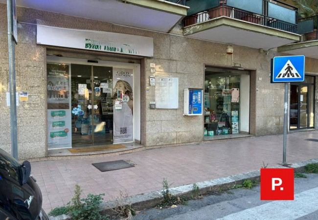 Locale commerciale in affitto a Caserta