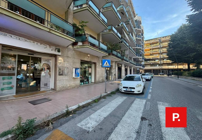 Locale commerciale in affitto a Caserta