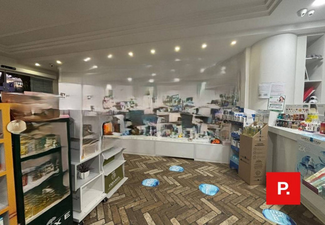 Locale commerciale in affitto a Caserta