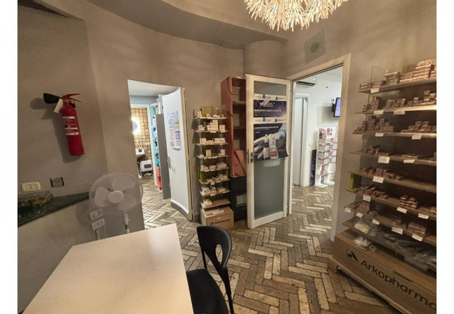 Locale commerciale in affitto a Caserta