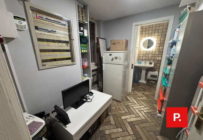 Locale commerciale in affitto a Caserta