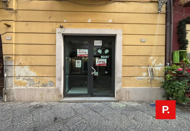 Locale commerciale in affitto a Caserta