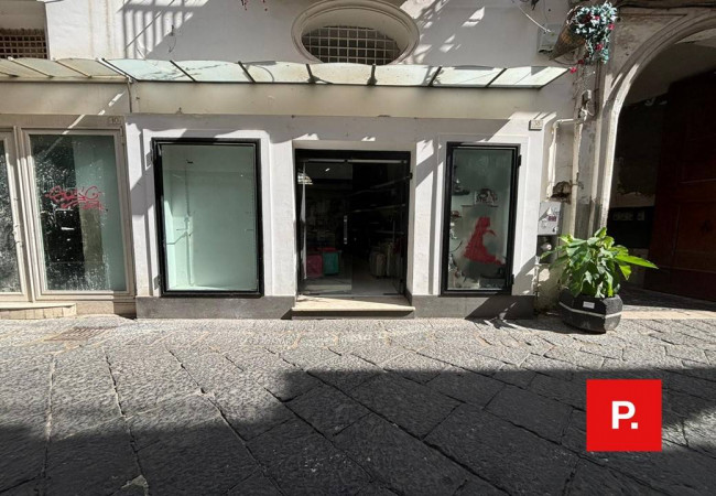 Locale commerciale in vendita a Caserta