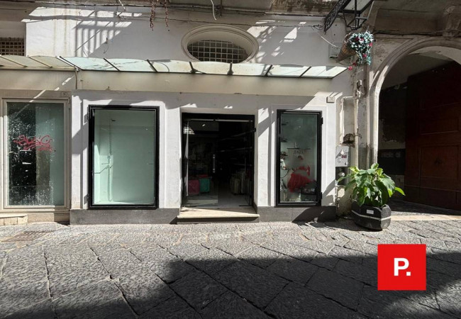 Locale commerciale in vendita a Caserta