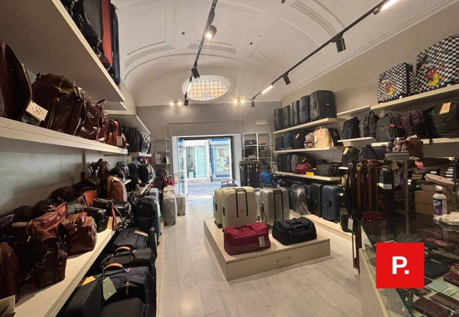 Locale commerciale in vendita a Caserta