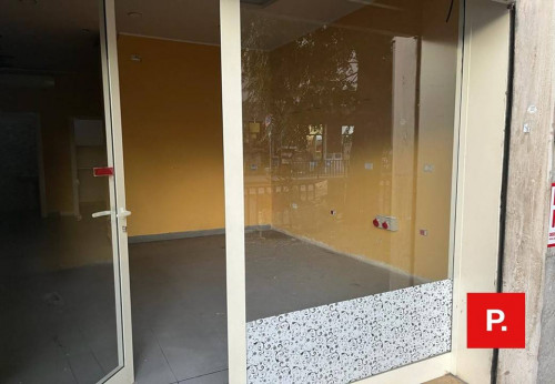 Locale commerciale in affitto a Caserta